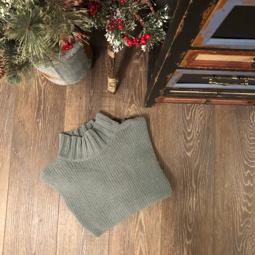 Kakhi turtleneck sweater